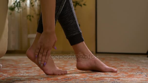 Fit vrouw masseren van pijnlijke barefoot zool voor het verlichten van de pijn en stress — Stockvideo