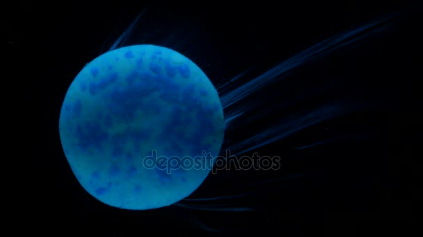 宏的催眠效果的蓝色药片溶解在水与半透明波浪抽象背景 — 图库视频影像