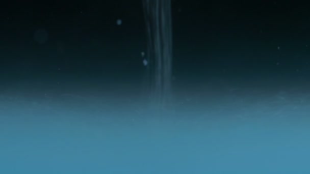 マクロ蛍光流煙ファンタジー滝の抽象的な有機背景のように見える霧の雲に降順 — ストック動画