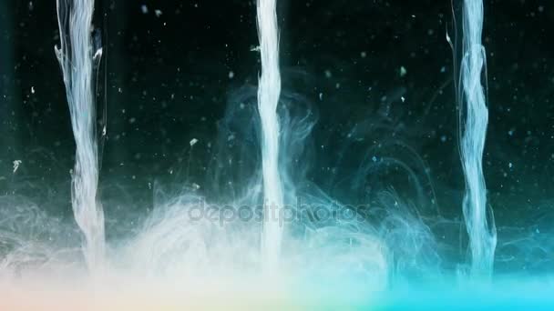 Drei Ströme von fluoreszierendem Rauch, die auf eine dunkle kosmische Oberfläche wie Wasserfälle strömen abstrakter Hintergrund — Stockvideo