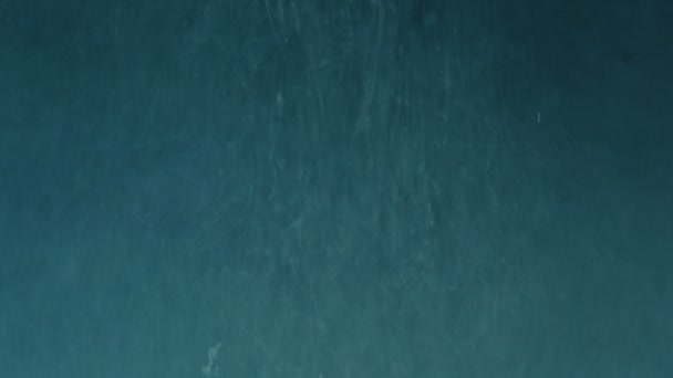 Неопределенный дым, дымящийся и рассеивающийся кажется полупрозрачным абстрактным фоном океана — стоковое видео