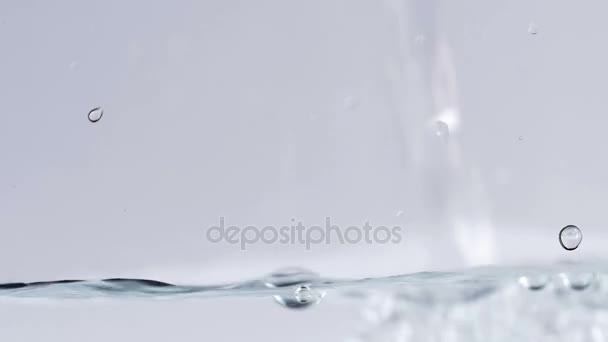 Primer plano del agua vertiendo y llenando un fondo abstracto de vidrio transparente — Vídeos de Stock