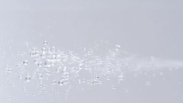 Närbild av jet bubblor sprider sig under vattnet — Stockvideo