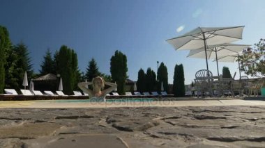 Güzel genç çekici kadın havuzdan çıkar