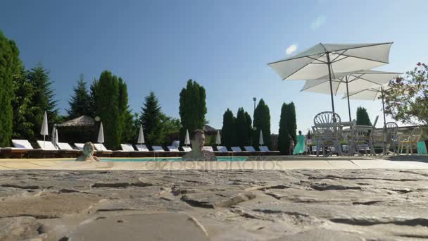 Joven saliendo de la piscina — Vídeos de Stock