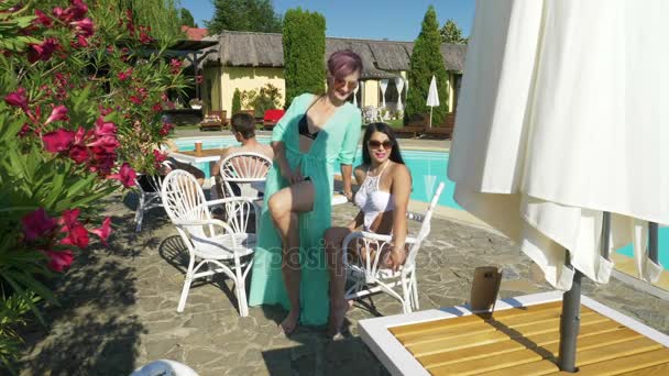Focení s atraktivní ženy u bazénu v letovisko provedení selfie