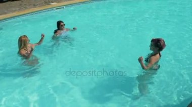 Sabah rutin alýþtýrmalarda bir tatil dışında havuz suyu