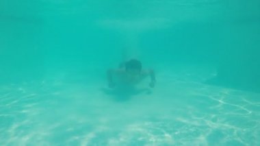 Video özel gözlük takan Yüzme adamla Sualtı çekim