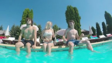 Dans ve having fun açık bir havuz kenarında üç arkadaş