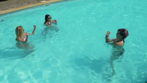 Exercices de routine matinale dans l'eau de la piscine à l'extérieur dans un complexe — Video