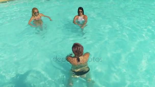 Vackra unga kvinnor gör vattengymnastik i poolen i semester — Stockvideo