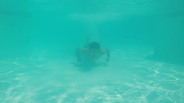 Video rodaje bajo el agua con el hombre nadando con gafas especiales — Vídeo de stock