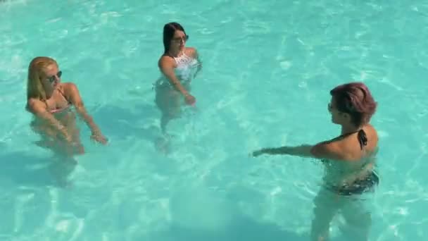 휴가 리조트 수영장 물에 아쿠아 체육관을 하 고 여자 — 비디오