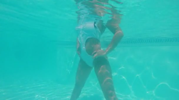 从水下拍摄与水上健身中心锻炼游泳池水中的妇女 — 图库视频影像