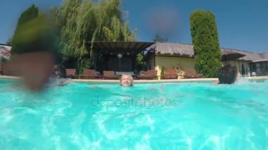 Üç arkadaş rahat gülümseyen havuz girin ve yüzme Başlat