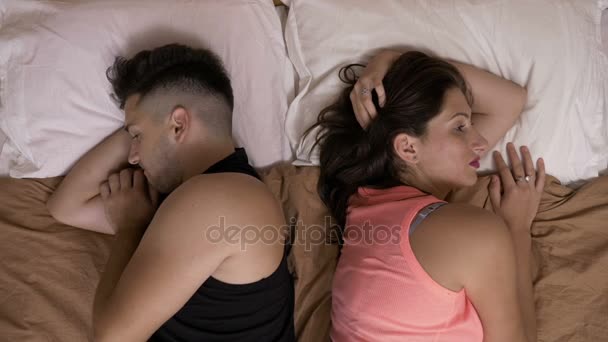 对年轻的夫妇情侣躺在床上吵架、 打架后站背靠背感到内疚和自责的关系问题 — 图库视频影像