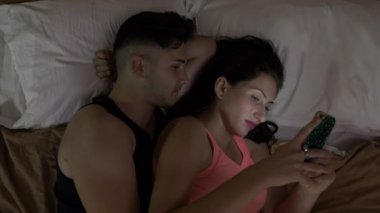 Adam karısını yatakta onun smartphone sosyal medya bağımlısı rahatlatıcı ilişki sorunları