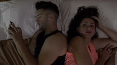 Kaç gece kocası karısını görmezden internet sosyal medya Smartphone'da bağımlısı, yatakta
