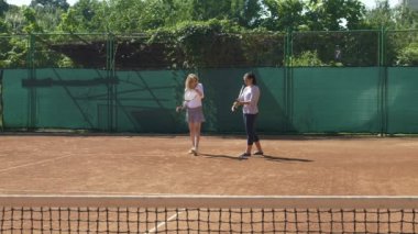 Oyuncu ve sahada Tenis sınıf sırasında öğrenme koçu