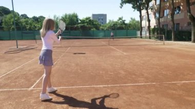 Kadın tenis dersleri Koç grubu alır.