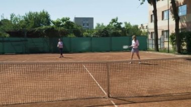 Tenis Kortu Çift Kişilik oynayan iki Tenis oyuncular