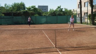 İki katına çıkar bir Tenis Kortu oynamak komik genç kadın