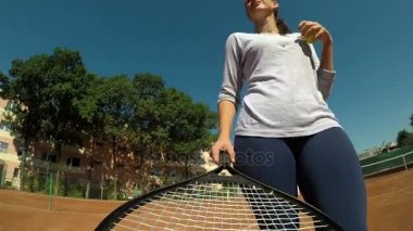 POV bakış açısı ile el topu hizmet tenis kortunda tenis raketi tutan kadın