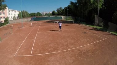 Arkadaşlar yüksek açılı görünüş play Tenis açık havada sahası arena '