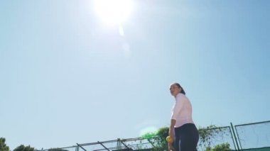 Güneşli bir günde maç oynama tenis oyuncusu