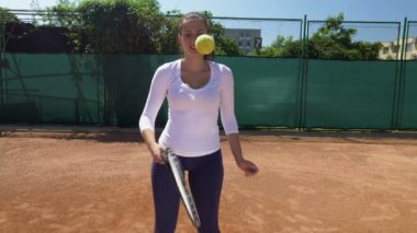 Tenis Kortu, tenis raketi topu Dengeleme neşeli kız