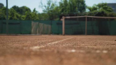 Tenis topu yere ve dışarı açılış sekerek