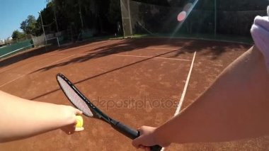 Hizmet ve tenis maçı oynarken ağır çekim Pov kadın