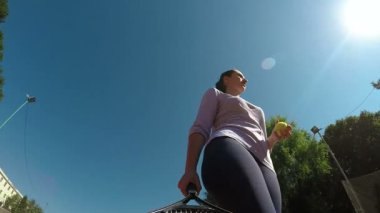 Kadın tenis maçı için hazırlanıyor ile POV kadar yakın
