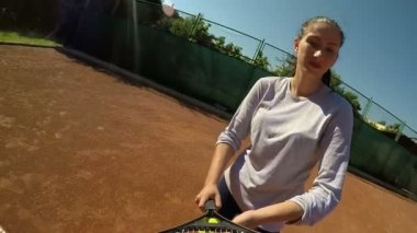 Tenis oyuncusu görev konsantre ve Top hits