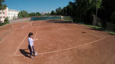 Tenis alanında hizmet veren kadının yüksek açılı görünüş