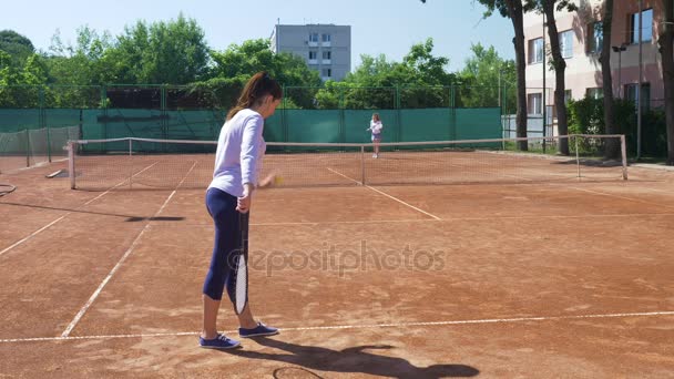 Tenis maç arasında iki genç kadın arkadaş — Stok video