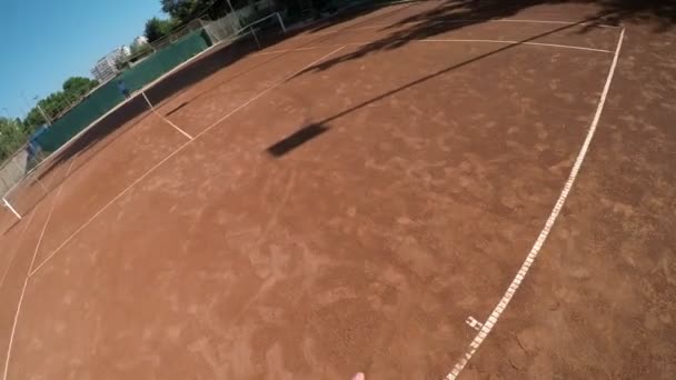 Взгляд ПОВ на теннисный матч между двумя девушками — стоковое видео