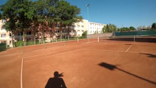 POV av tennisspelare kör och betjänar på fältet — Stockvideo