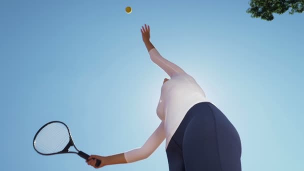 Tennisspelare kastar och fångar en boll som sett nerifrån — Stockvideo