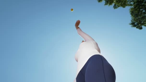 Mão de mulher jogador de tênis jogando e pegar uma bola — Vídeo de Stock