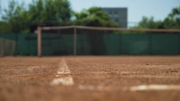 Pelota de tenis cae en la línea de marcado del campo — Vídeo de stock