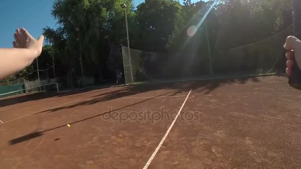 POV mani del tennista che tiene la racchetta e colpisce la palla al rallentatore — Video Stock