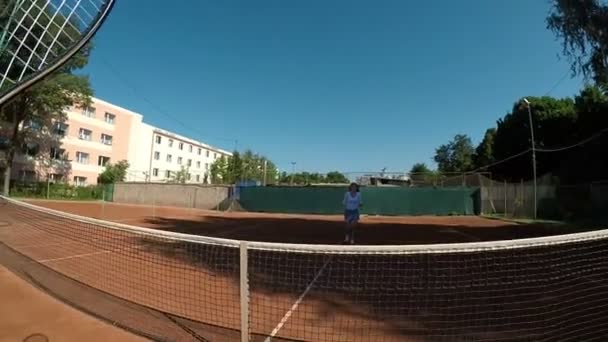 Punto de vista POV jóvenes mujeres alegres se dan la mano después del partido de tenis en cámara lenta — Vídeos de Stock