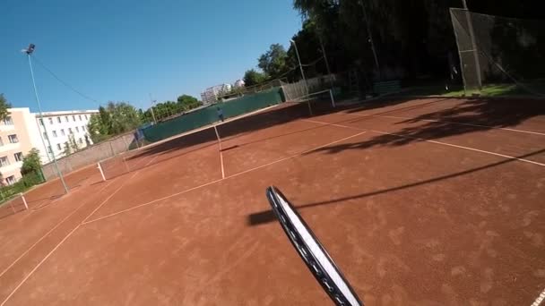 POV подача во время теннисного матча на открытом воздухе — стоковое видео