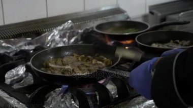 Soba pan ve zeytin yağı ekleyerek ve sebze ve et karışımı yanan pişirme Şef ile closeup