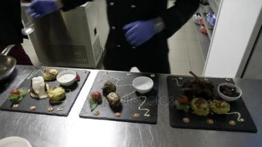 Erkek Şef süsleme ve dekorasyon plaka restoran mutfağında üç yemekleri hazırlama