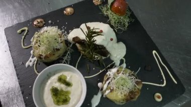 Egzotik ve aromalı beyaz sos ve kızartma pahalı bir restoranda yemek sunumu