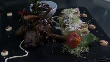 Restoran masa muhteşem yemekler lezzetli gıda aromalı kızartma ve süslenmiş Remoulade sosu ile tam