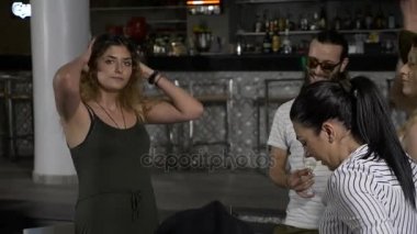 Dans ve içki gece kulübünde mutlu duygu kızartma neşeli gençler