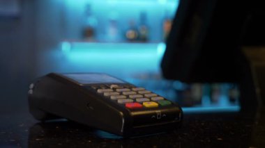 Pos ve temassız kablosuz teknoloji kullanarak Restoran barda smartphone ile ödeme müşteri